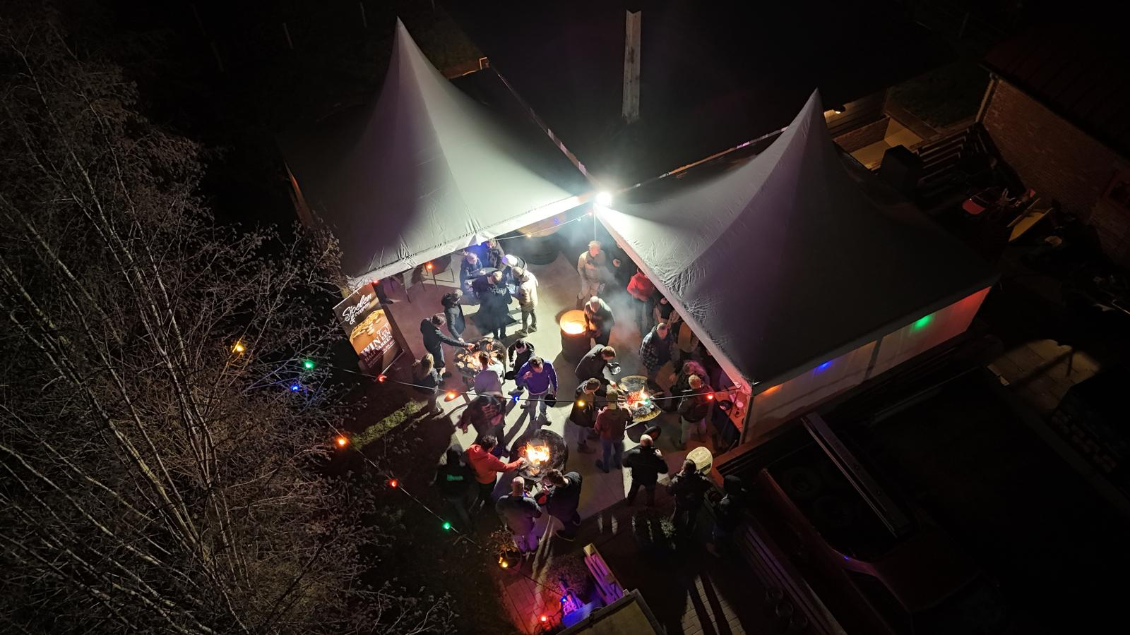 Sfeervol avondfeest met partytenten en lichtjes